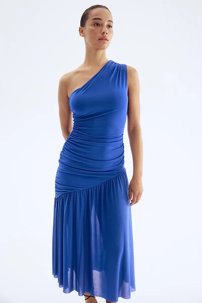 Robe asymétrique à effet drapé