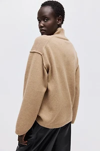 Chandail à col cheminée avec coutures décoratives