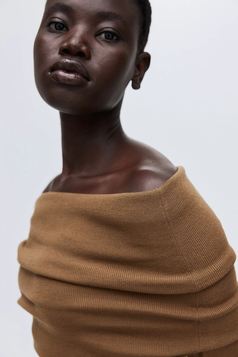 Haut à épaules dénudées en laine