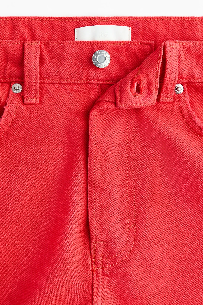 Short en denim avec bords coupés