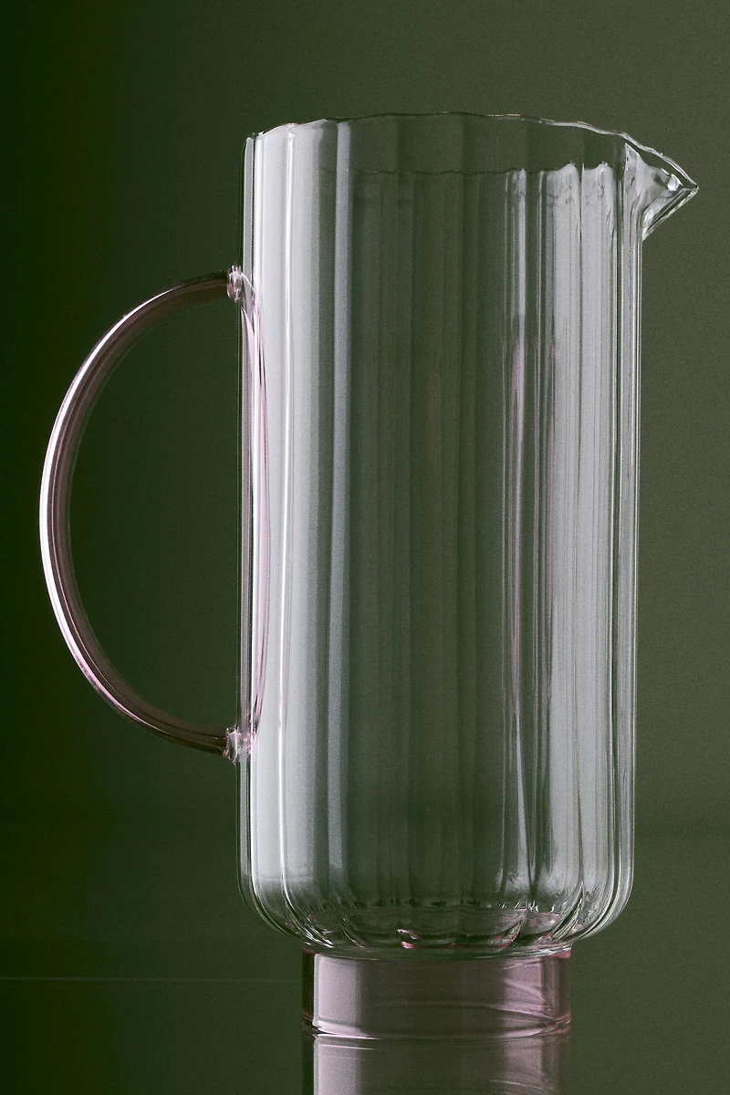 Carafe en verre rainuré