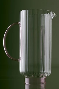 Carafe en verre rainuré