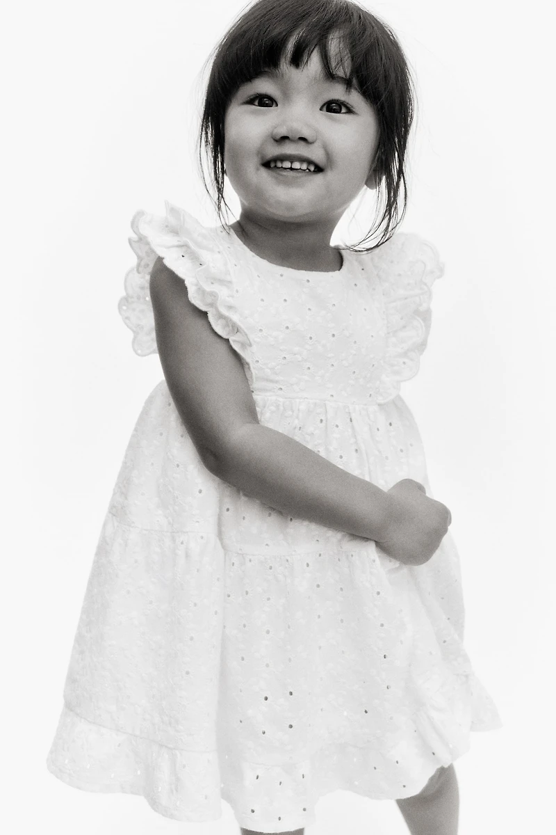 Robe à volant avec broderie anglaise