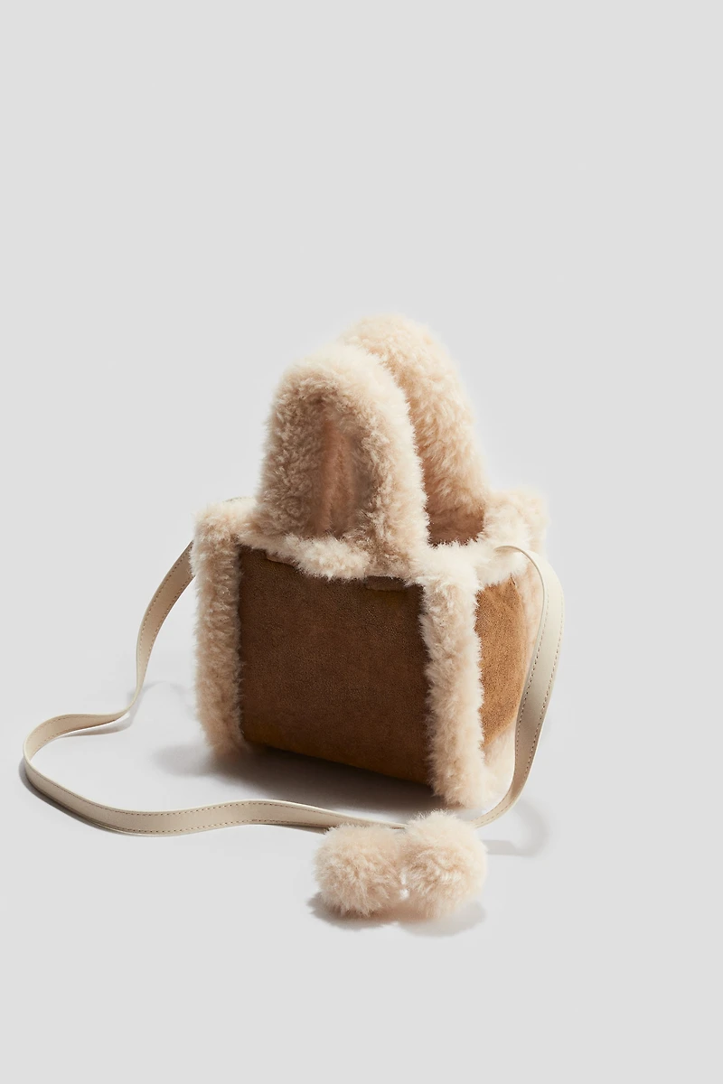 Sac à main avec détails duveteux