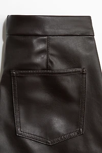 Pantalon coupe bottillon en tissu enduit