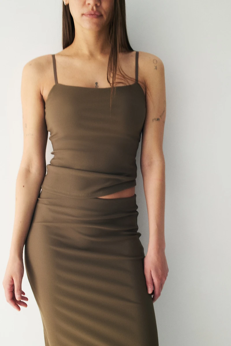 Haut frais à bretelles, élastique en tous sens