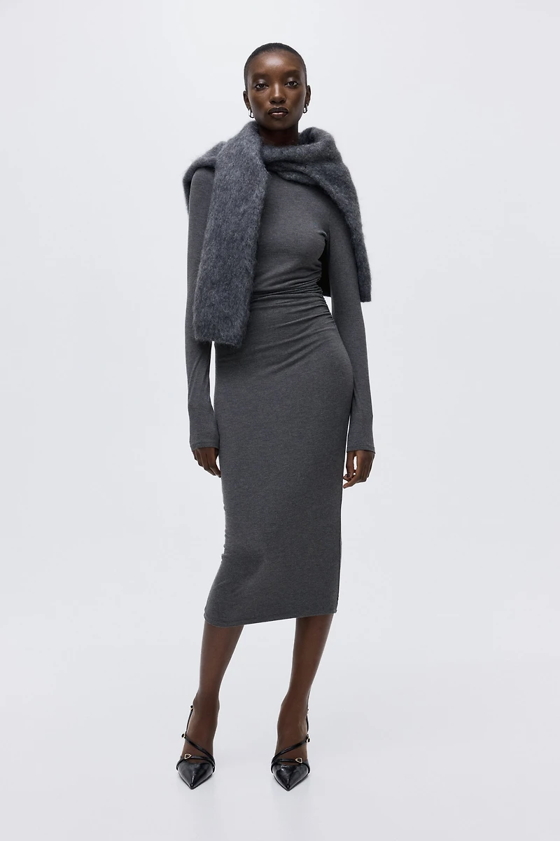 Robe moulante à effet drapé