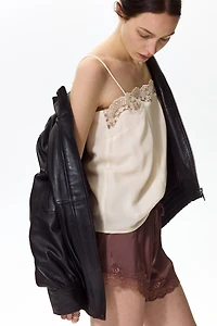 Haut à bretelles fines avec dentelle