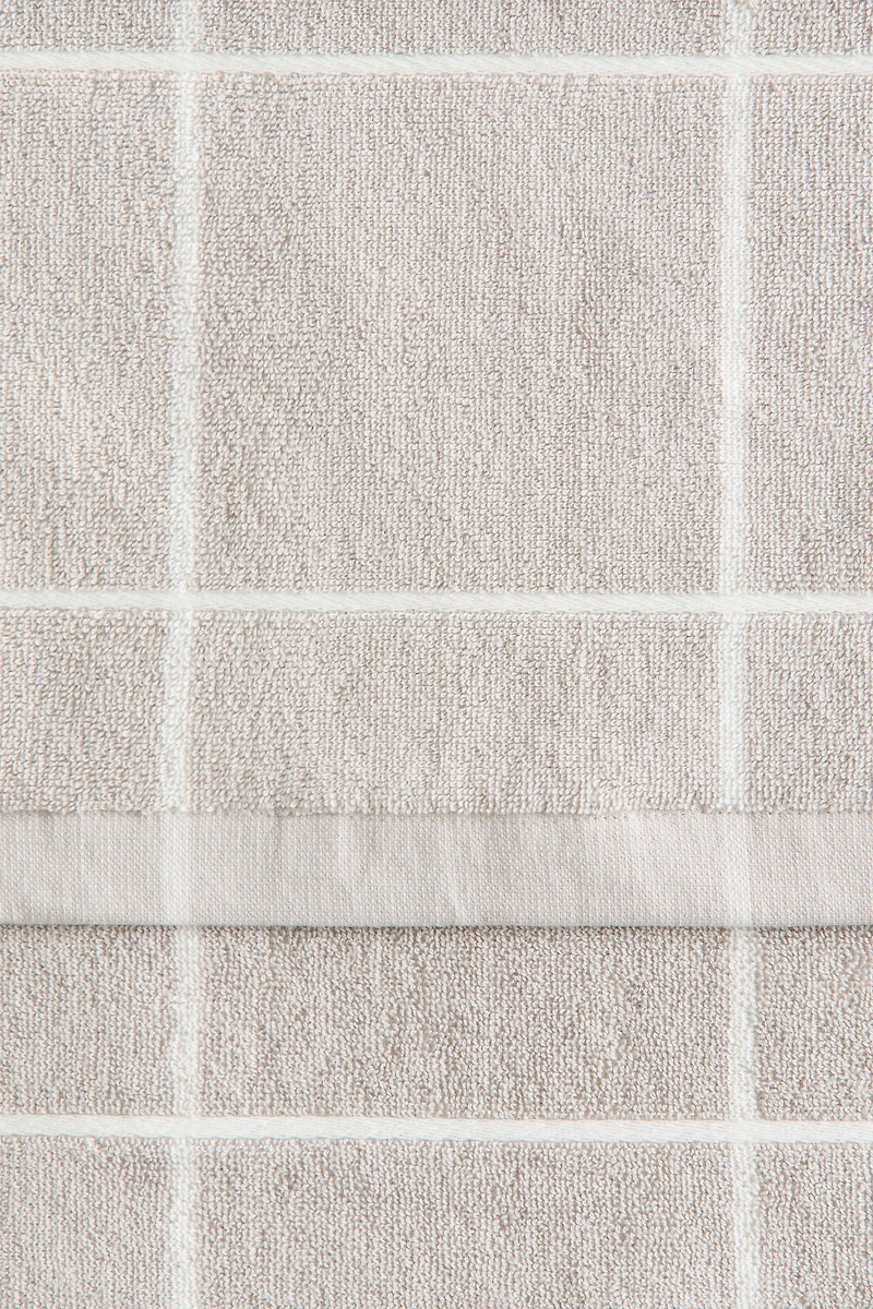 Grid-patterned bath towel