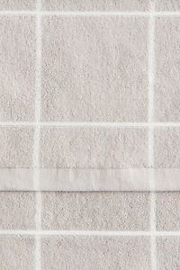 Grid-patterned bath towel