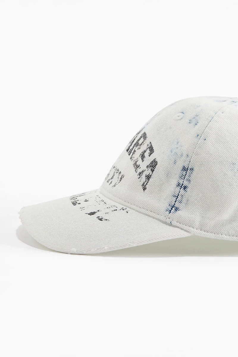 Casquette avec détails fortement usés