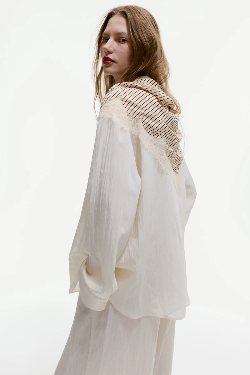 Foulard triangulaire avec dentelle