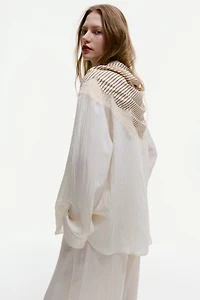 Foulard triangulaire avec dentelle