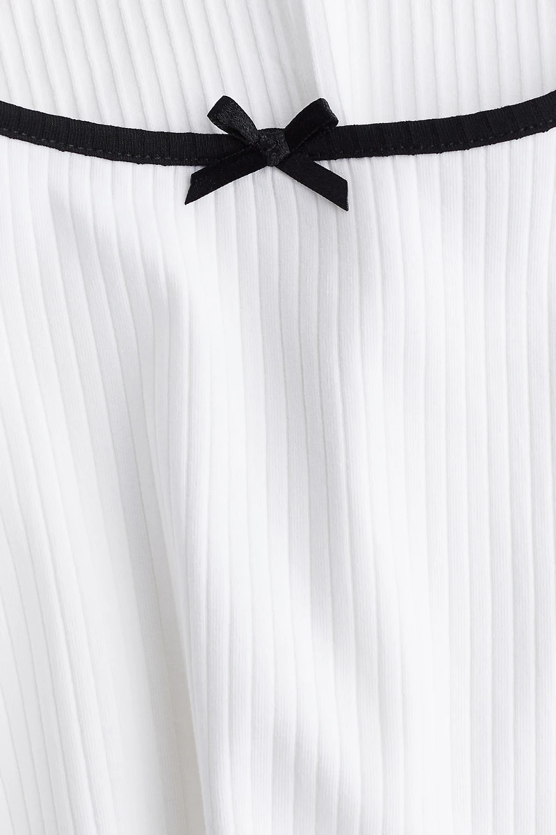 Robe à détails surjetés avec jupe évasée
