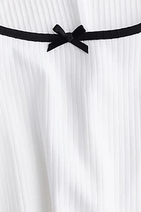 Robe à détails surjetés avec jupe évasée