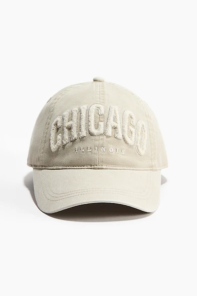 Casquette en sergé avec motif brodé