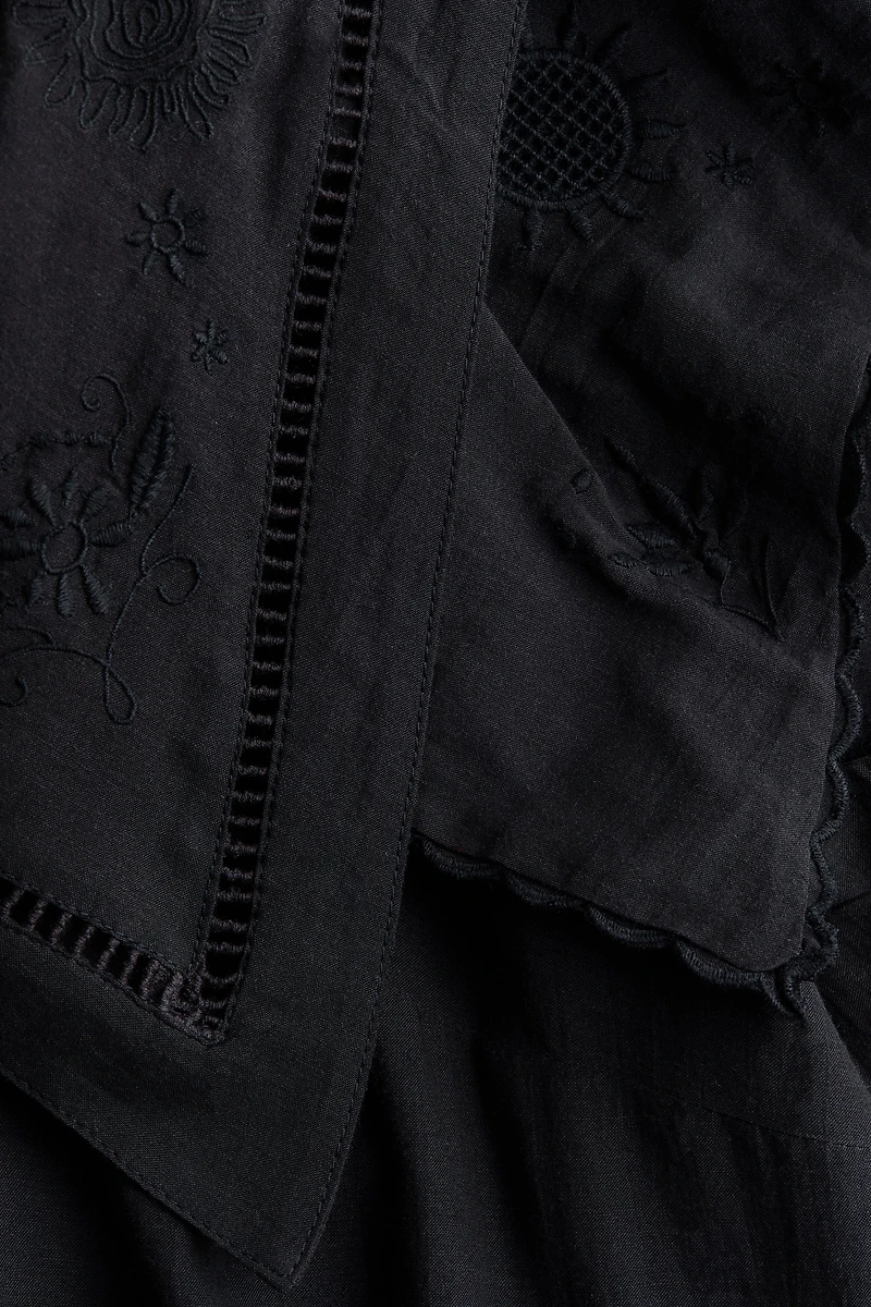 Robe à col marin avec broderie anglaise