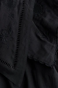 Robe à col marin avec broderie anglaise