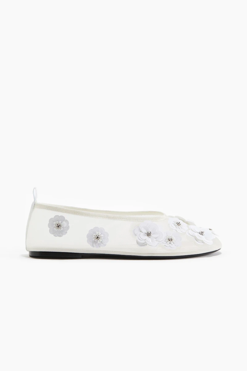 Ballerines en filet avec appliqués