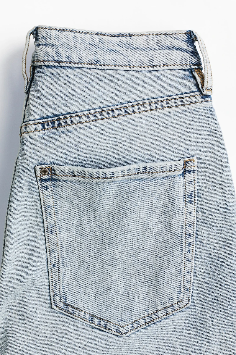 Jean taille haute à la cheville et près du corps