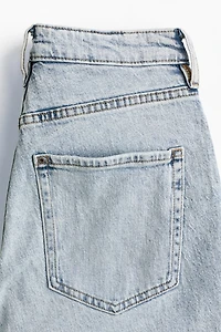 Jean taille haute à la cheville et près du corps