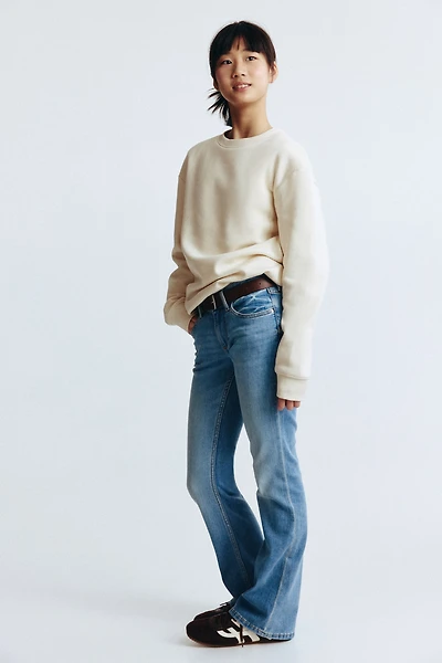 Jean taille basse avec jambes semi-évasées