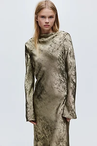 Robe en satin avec dos ouvert