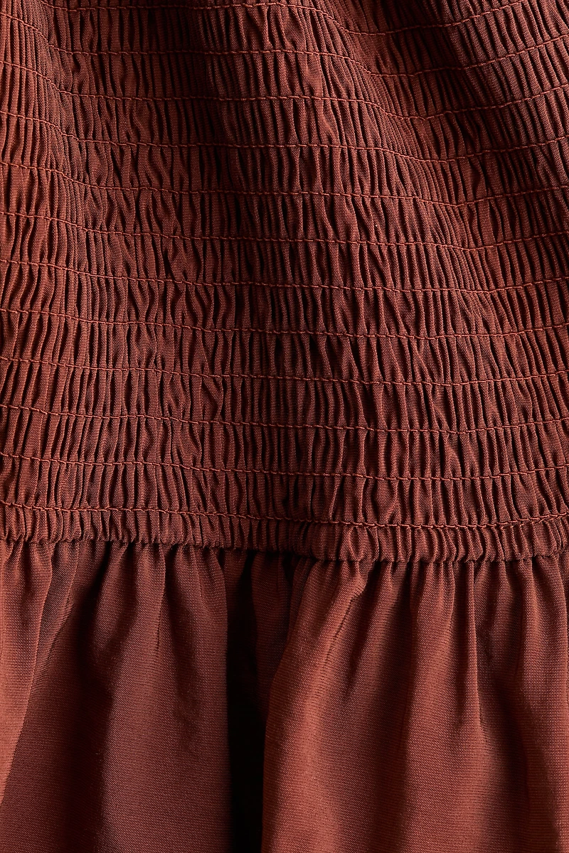 Robe épaules nues à volants