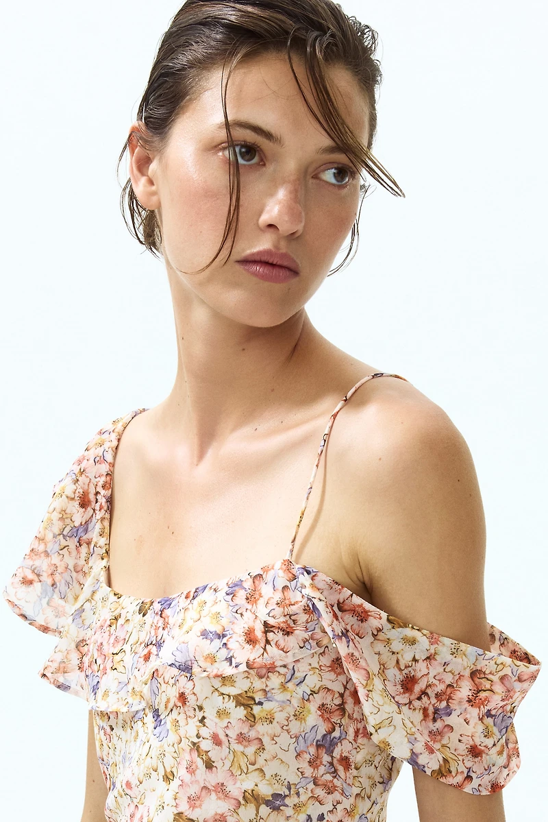 Robe asymétrique avec épaules dénudées