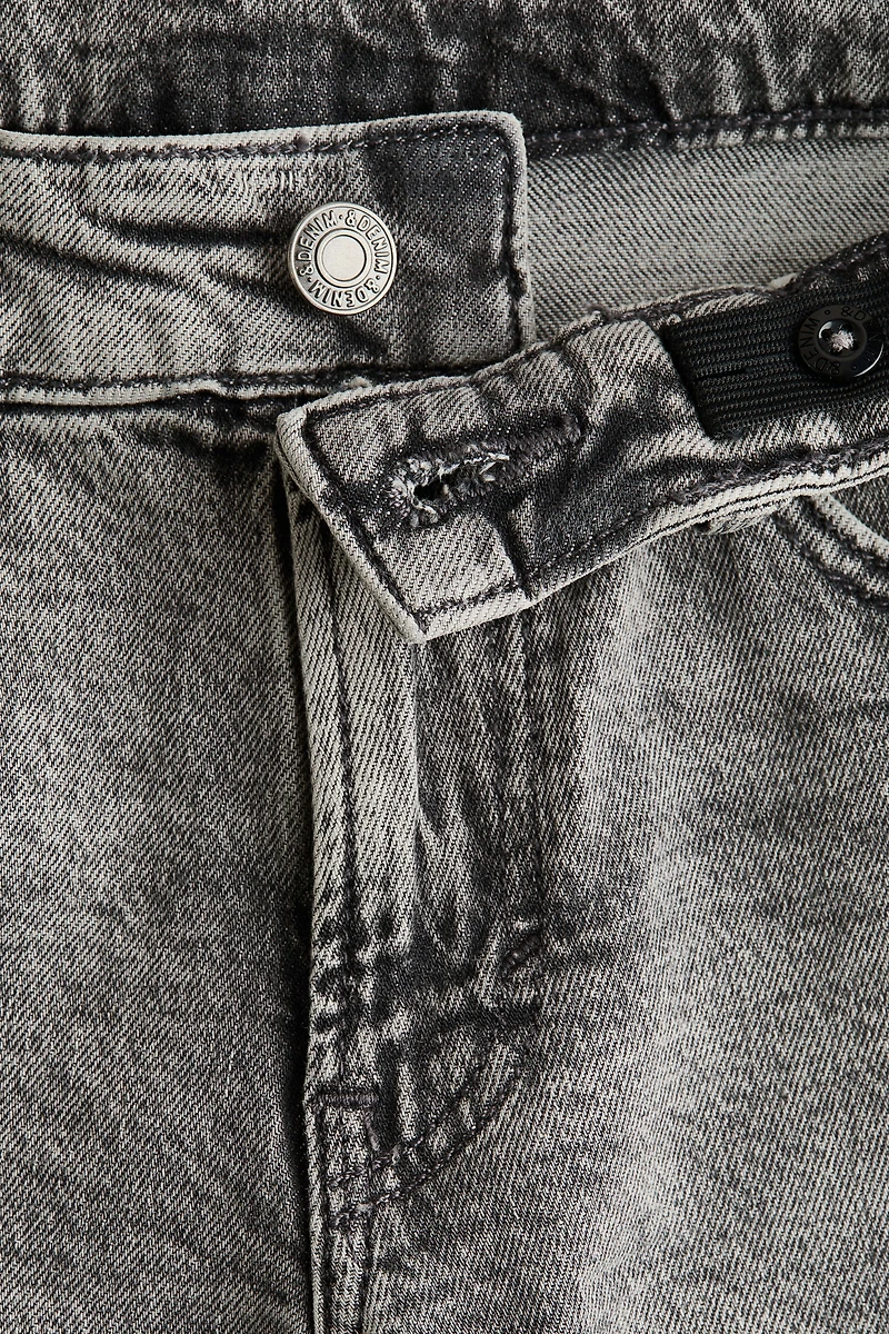 Relaxed Tapered Fit Jeans