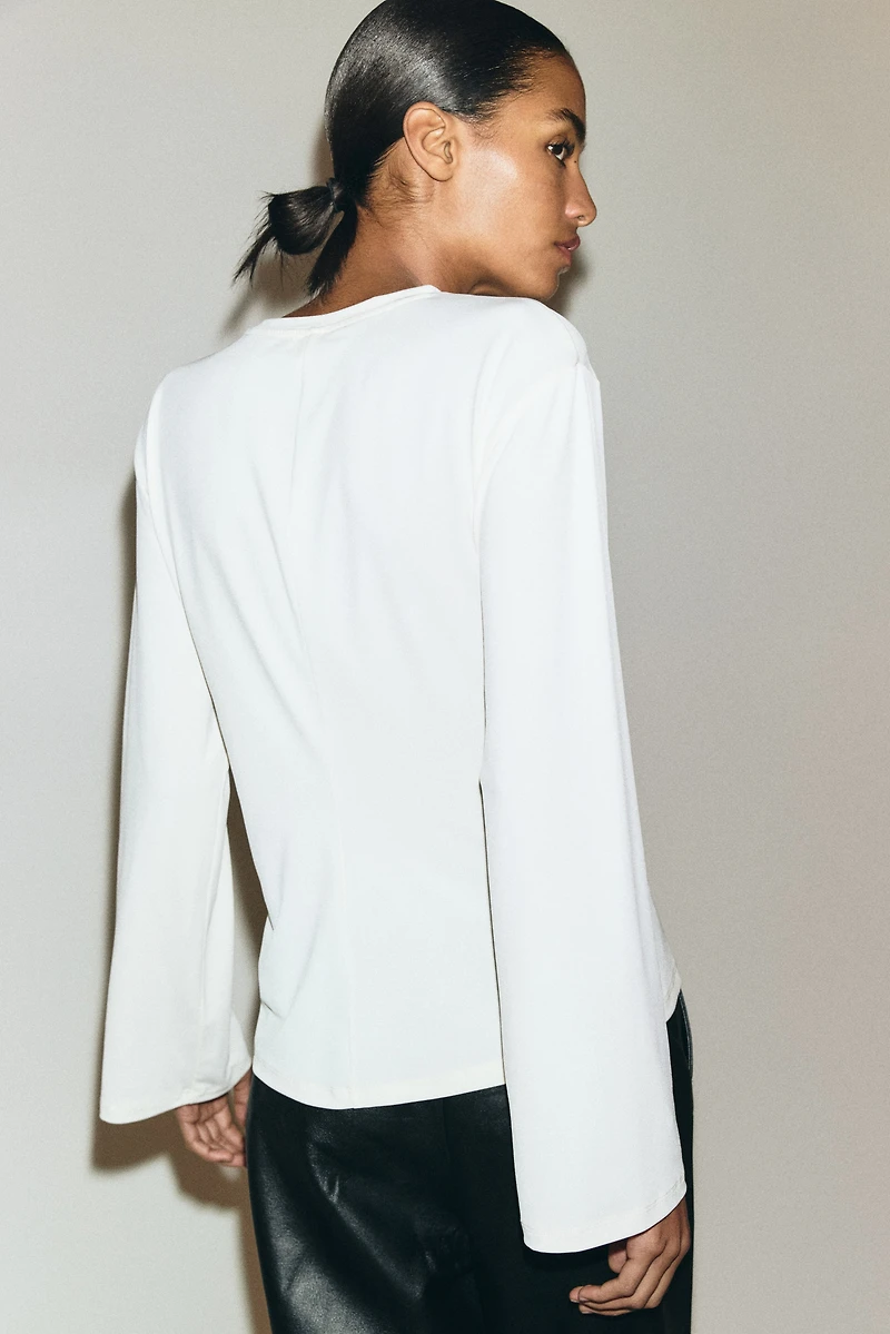 Haut avec détail torsadé