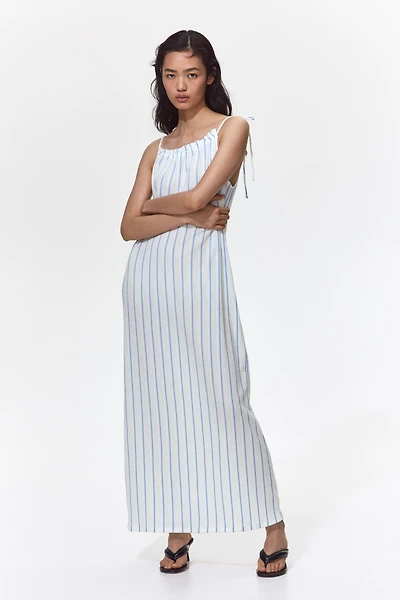 Robe froissée avec bretelles à nouer