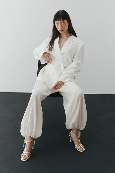 Veston en tissu texturé avec ceinture à nouer