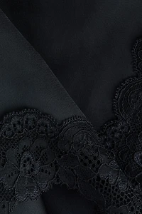 Robe en satin avec dentelle