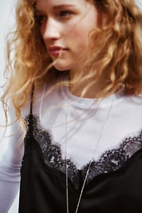 Haut à bretelles fines avec dentelle