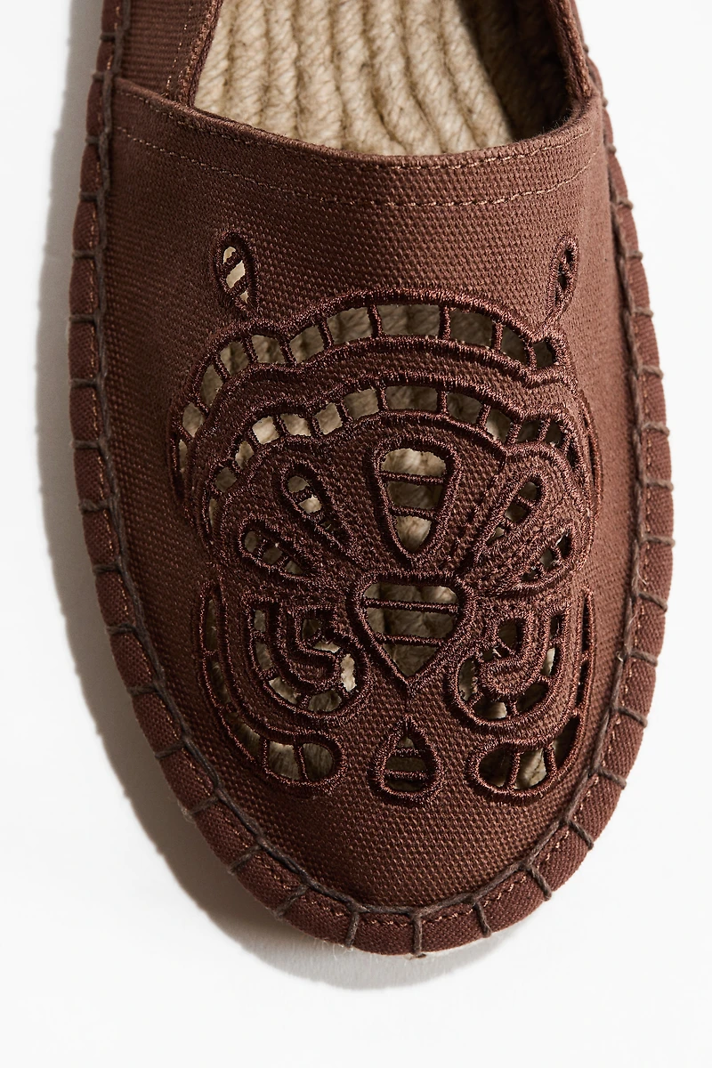 Espadrilles avec broderie anglaise