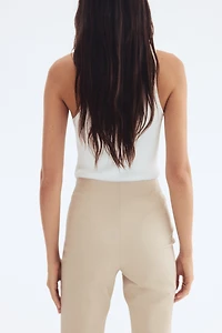 Pantalon évasé avec plis devant