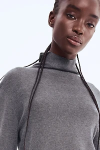 Haut en fin tricot à col cheminée