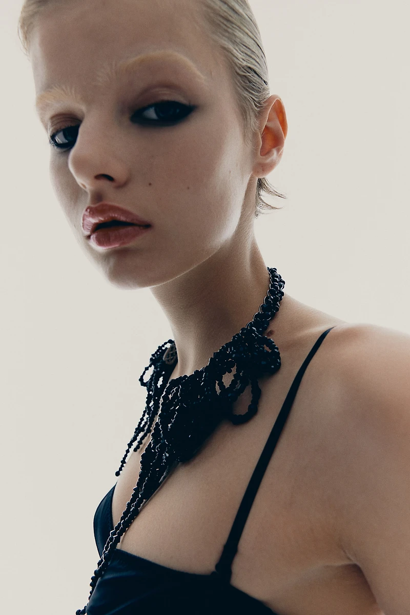 Collier asymétrique avec perles fantaisie
