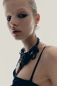 Collier asymétrique avec perles fantaisie