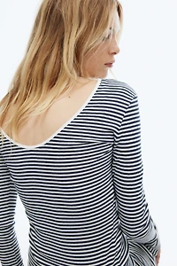 Robe côtelée avec dos dégagé