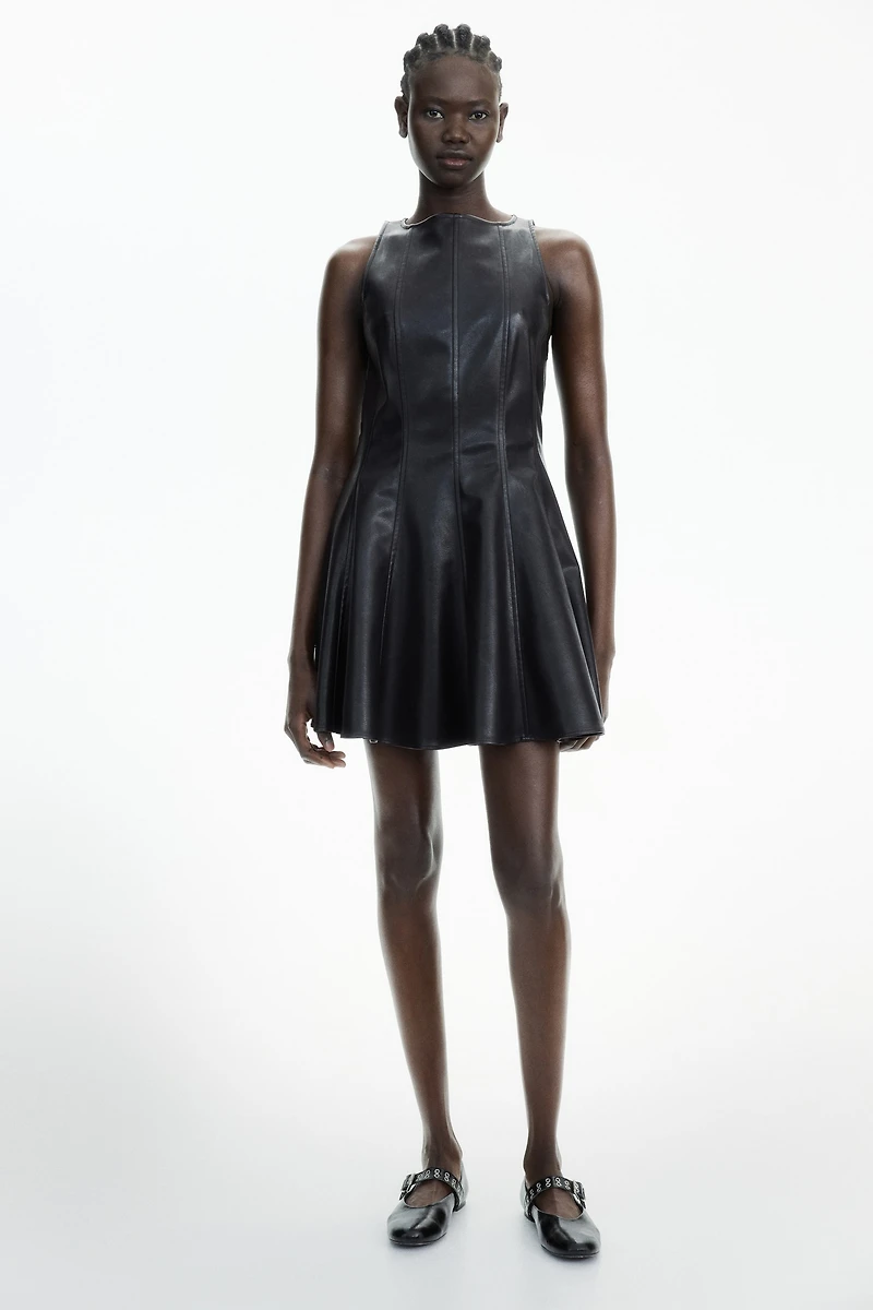 Robe en tissu enduit