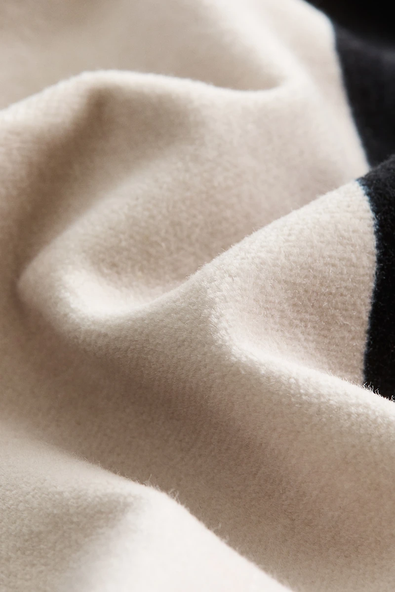 Housse de coussin rayée en velours