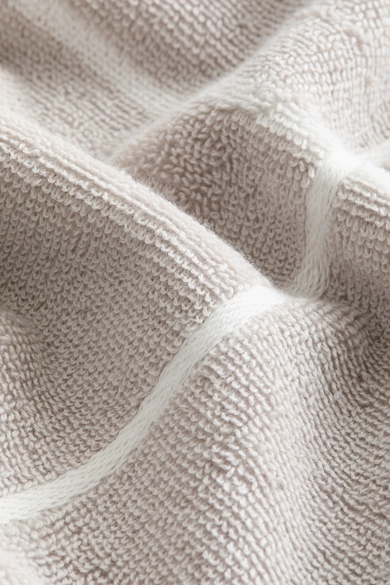 Grid-patterned bath towel