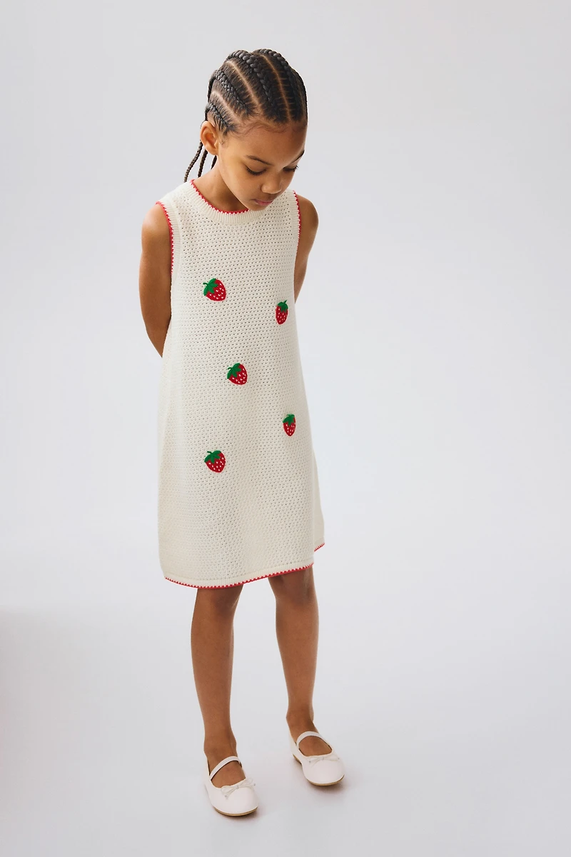 Robe en tricot ajouré avec appliqués