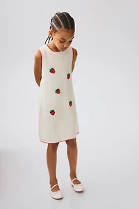 Robe en tricot ajouré avec appliqués