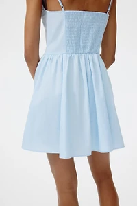 Robe à bretelles fines avec jupe évasée