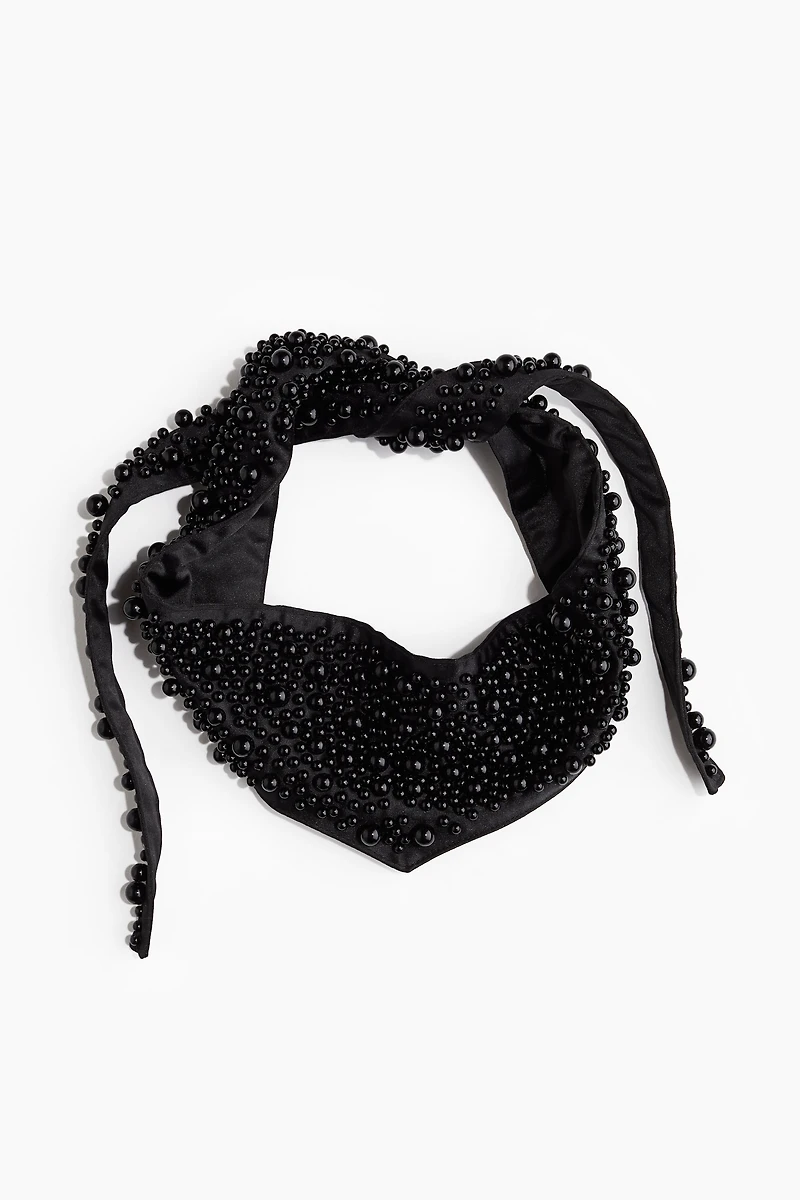 Foulard en satin orné de perles fantaisie