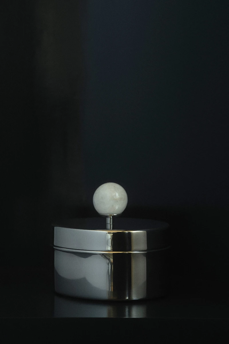 Boîte en inox avec détail en marbre