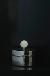 Boîte en inox avec détail en marbre
